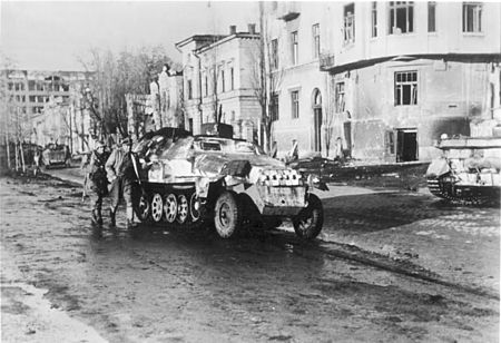 Tập_tin:Bundesarchiv_Bild_183-J22454,_Charkow,_Schützenpanzerwagen_der_SS.jpg