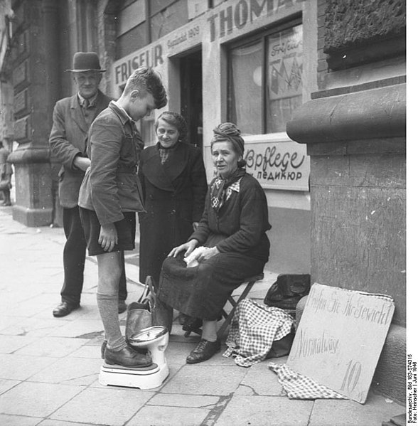 File:Bundesarchiv Bild 183-S74315, Berlin, Wiegen als Strassengewerbe.jpg