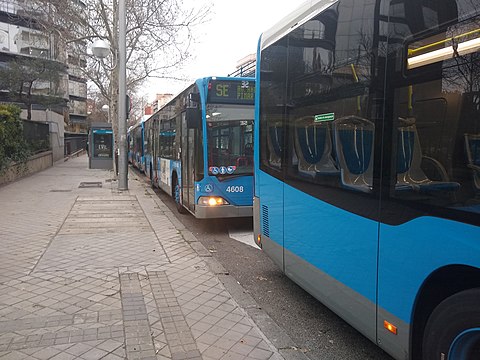 Varios buses de la línea SE745 en Avenida de América