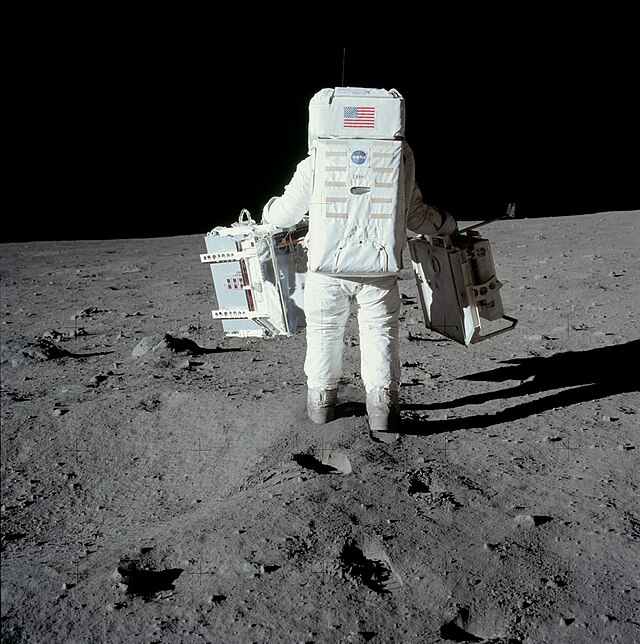 Aldrin az Apolló műszereit cipelifelállítási helyükre a Holdon