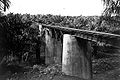 COLLECTIE TROPENMUSEUM Een brug over de rivier Moesi bij Tebingtinggi in Zuid-Sumatra TMnr 10007496.jpg