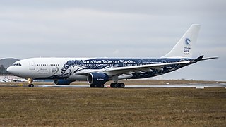 Airbus A330-200 fra Hi Fly med slagordet Turn the tide on Plastic på Vnukovo internasjonale lufthavn utafor Moskva.