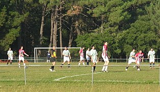 Partido no campo de fútbol á beira da praia de Cabanas