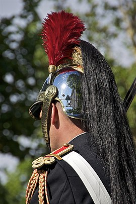 A plumed helmet Cavalier Garde Republicaine trois-quart dos.jpg