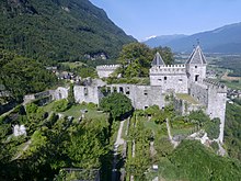 Vue du château de Miolans dans la combe de Savoie