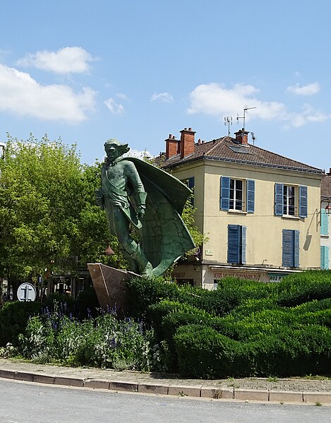 File:Chalons en Champagne Carillo statue Jean Talon 02.jpg