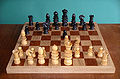 סט שחמט; הכלים השחורים עשויים הובנה.