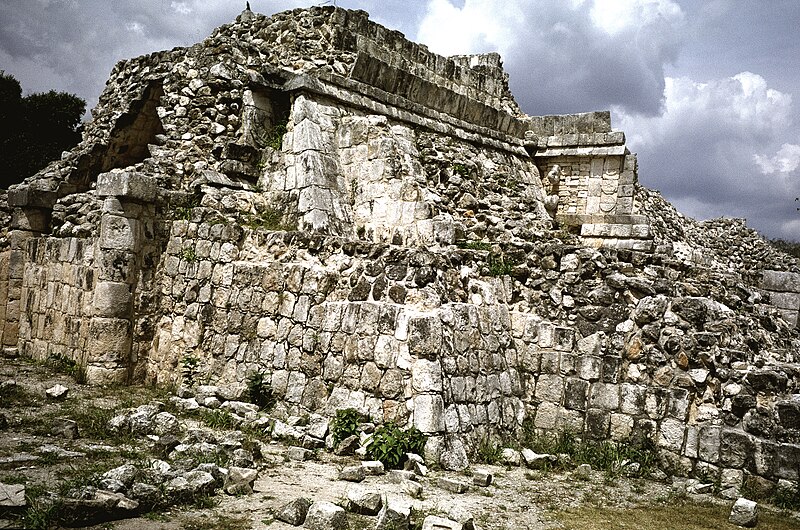 File:Chichen Itza ColEsculpidas3.jpg