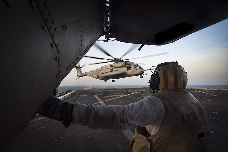 File:Chief observes a CH-53E Super Stallion landing aboard USS San Antonio. (29229961252).jpg