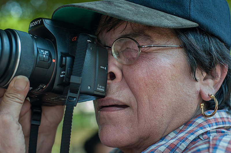 File:Chinese woman photographer in Maracaibo.jpg