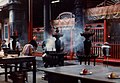 Chinese worshiping in temple/Cour d'un temple à Taipei