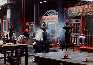 Chinese worshiping in Temple.jpg