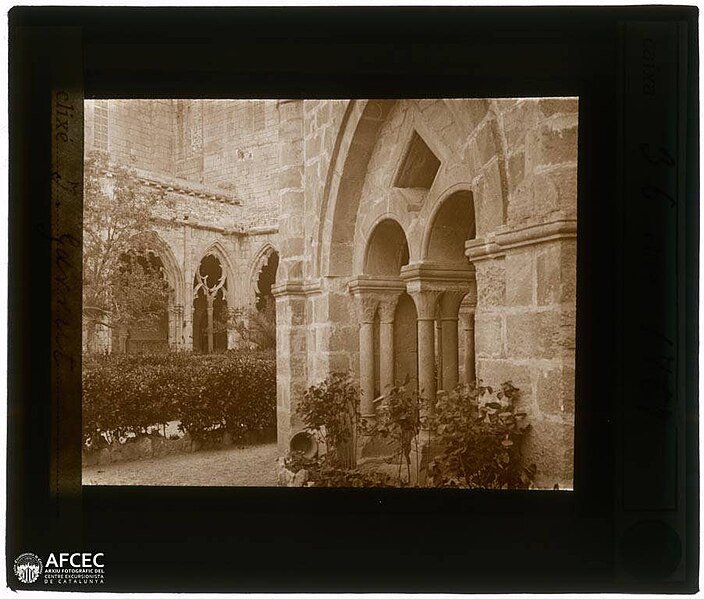 File:Claustre del monestir de Santes Creus (AFCEC GARRUTS DV 036-01767).jpeg