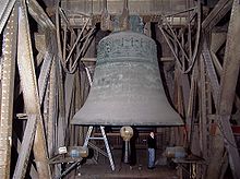 Petersglocke, Cologne Cathedral with person for scale