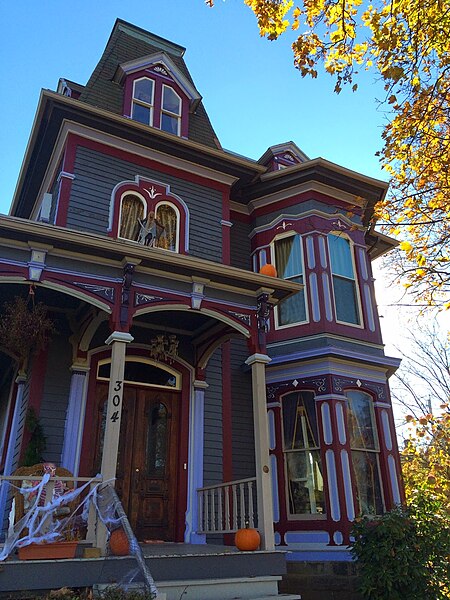 File:Conklin Mountain House - Front Porch.jpg