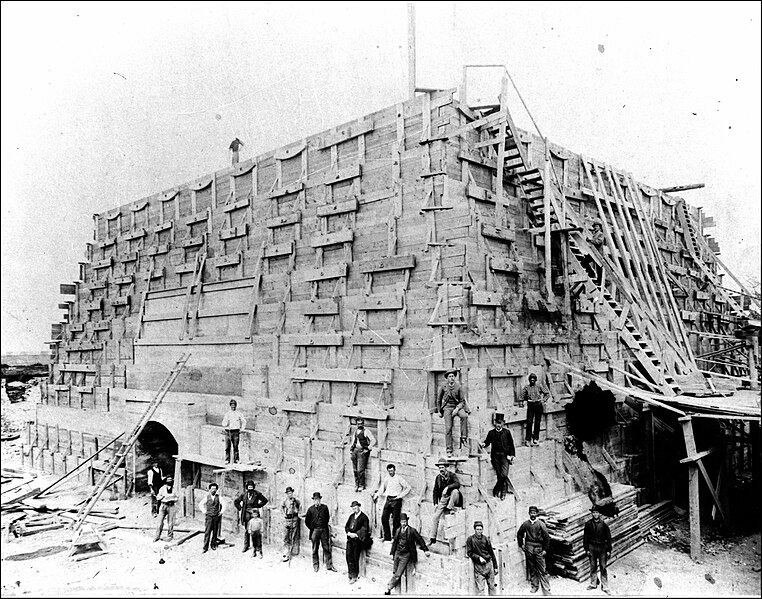 File:Construction of the pedestal of the Statue of Liberty (1885).jpg