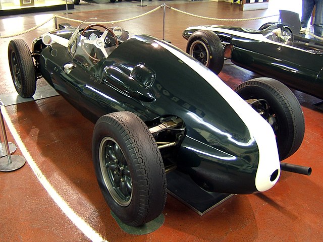 Foto da parte traseira do Cooper T51, o primeiro coche de motor central en gañar o campionato de Fórmula 1.