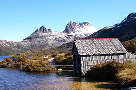 Mount Cradle i Lake Dove.