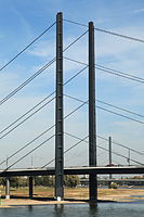 Düsseldorf - Rheinkniebrücke (Parlamentsufer) 02 ies.jpg