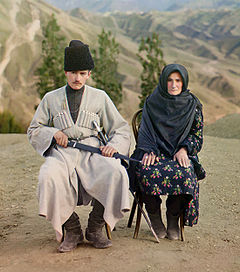 رجلٌ وامرأة داغستانيَّان جالسان في العراء بِملابسهما التقليديَّة، سنة 1911م، أي خِلال العهد الإمبراطوري الروسي
