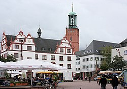 Darmstadt, Marktplatz mit Altem Rathaus und Turm der evangelische Stadtkirche.jpg