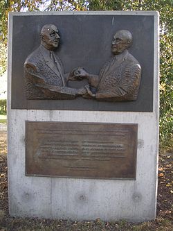 Charles de Gaulle ve Konrad Adenauer'i temsil eden anıt.