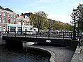 Zicht op de brug uit 1885 van IJzergieterij Enthoven over de gracht bij de Hemsterhuisstraat. Links de Veenkade. Deze brug kon tot 1985 draaien (100 jaar !) toen is het draaimechaniek verwijderd. In 2021 wordt de brug echter weer draaibaar gemaakt.