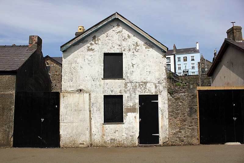 File:Derelict building at Caernarfon - geograph.org.uk - 4083850.jpg