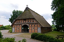 Die Martinuskirche in Deutsch Evern, Niedersachsen, ist ein über 350 Jahre altes Zweiständerhaus. Das 1665 erbaute Fachwerkgebäude war ursprünglich ei...