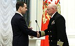 Председник Русије Дмитриј Медведев додељује медаљу Скоту Келију