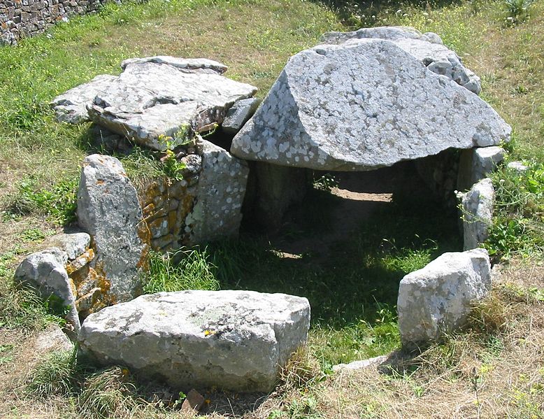 File:Dolmen des Monts Grantez, Jersey.jpg