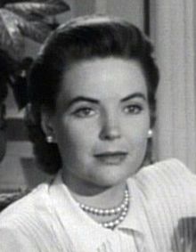 Dorothy McGuire v upoutávce na Gentleman's Agreement cropped.jpg