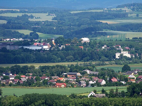 Doubrava (au premier plan) et Svijany depuis les monts Příhrazské skály