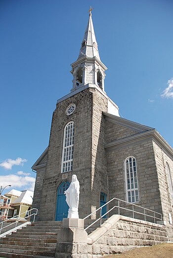 English: View of the Catholic Church in St-Eva...