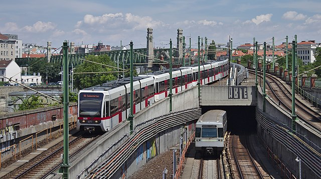 Train sets of lines U6 and U4 entering Längenfeldgasse interchange