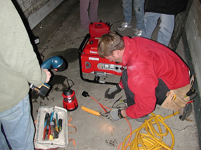 Electrician By photo taken by flickr user editor B (flickr) [CC BY 2.0 (https://creativecommons.org/licenses/by/2.0)], via Wikimedia Commons