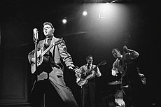 Слева направо: Элвис Пресли, Скотти Мур и Билл Блэк. Сентябрь 1956 года