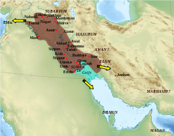 Akkad İmparatorluğu sınırları kahverengi ile gösterilmiştir. Sarı oklar askeri ilerleme yönlerini belirtir.