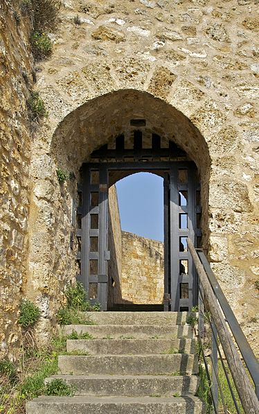 File:Entrée Château Madeleine Chevreuse.jpg