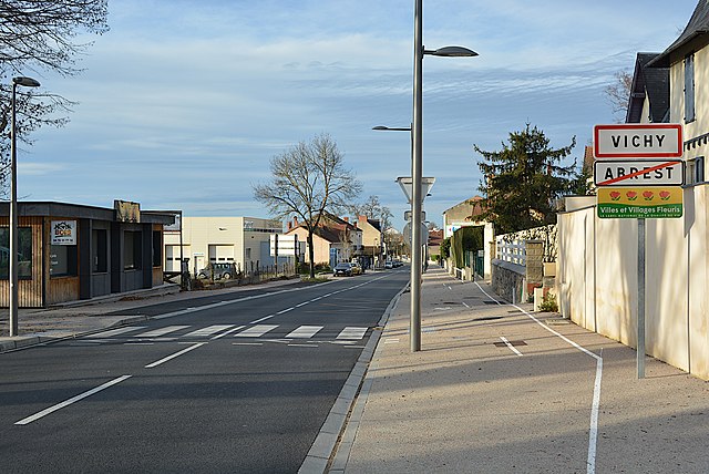 Entrée de Vichy et sortie d'Abrest par la route en provenance de Thiers (trottoir de droite) 2022-12-25