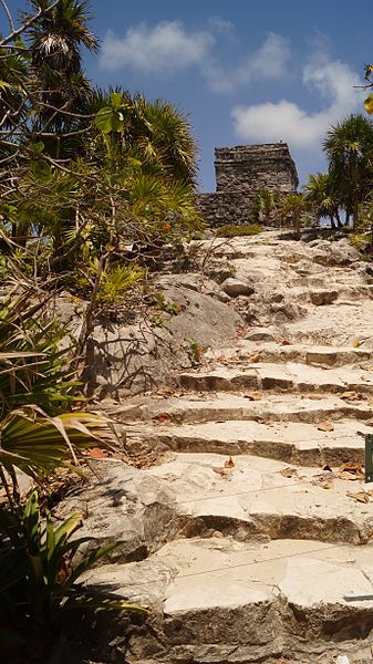 File:Escalinata al Castillo.JPG