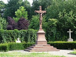 Croix de cimetière, derrière l'église