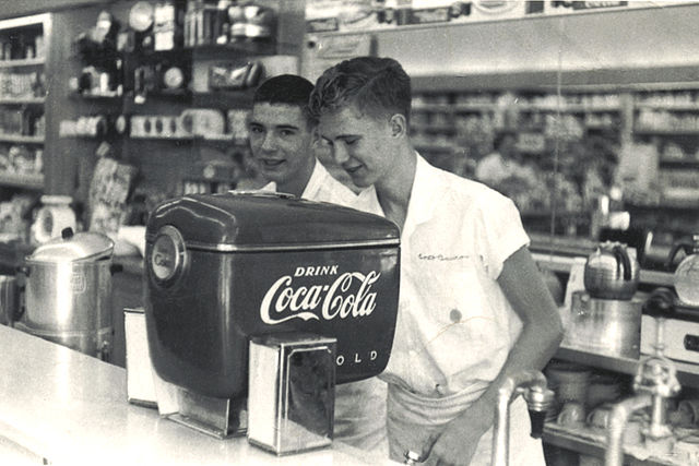 Аутомат за кока-колу у фармацији; Атланта, Џорџија (1948)