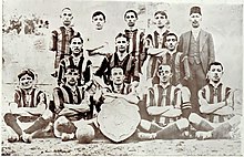 1911-12 (üstte) ve 1913-14 sezonlarını şampiyon olarak tamamlayan Fenerbahçe kadroları, şampiyonluk şildi ile birlikte.