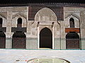 Il cortile della Madrasa Bou Inania di Fès, costruita tra il 1351 e il 1356 dal sultano Abu Inan Faris