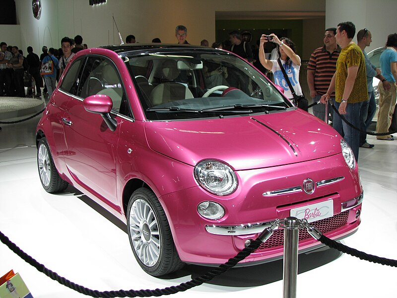 Muñeca Barbie y coche Fiat 500