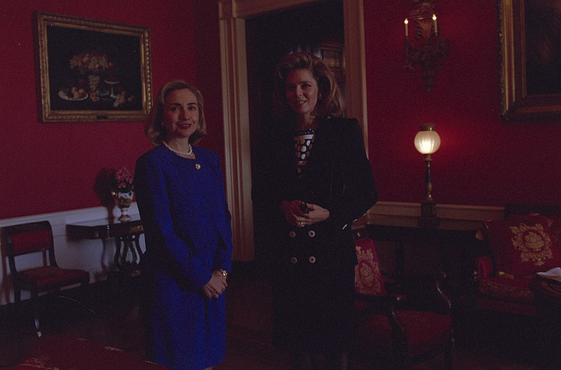 File:First Lady Hillary Rodham Clinton meeting with Queen Noor of Jordan (18).jpg