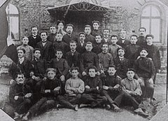 Il gruppo "Ezra" del Poale Zion a Płońsk, 1905. David Grün (David Ben-Gurion) in prima fila, terzo a destra