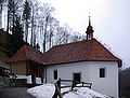 Obere Ranftkapelle, links die Klause von Bruder Klaus