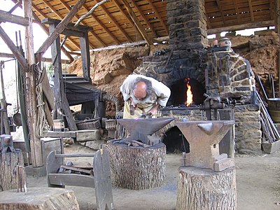 Forgeron au travail Guédelon.JPG